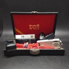 Macchina fotografica Minolta-16 MG con due filtri e flash con lampadine