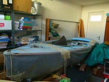 barca a vela  Finn, vetroresina, scafo blu, coperta azzurra, rifinito mogano, 