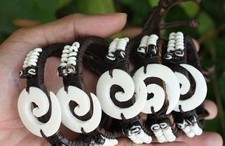 BRACCIALE cuoio SPIRALE TRIBALE intagliata in OSSO Hawaian Collection '25 unisex