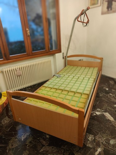 Letto sanitario motorizzato - letto,