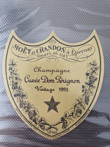 Une étiquette champagne - une,