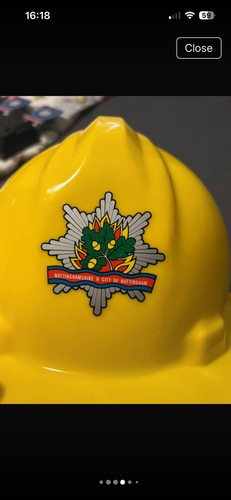 Casco pompiere vestito