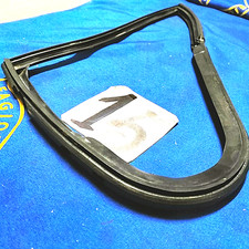 DEFLETTORE 600 FIAT SOLO GUARNIZIONE GIREVOLE Dx.GOMMA VETRO FIAT 600 D(NUOVO) 