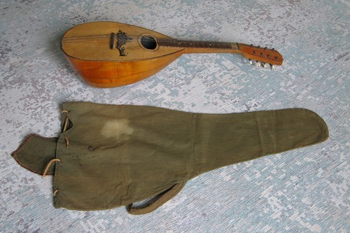Vecchio strumento corda - a,