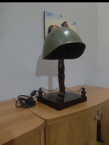 Lampada con elmetto - con,