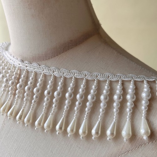 Rifinitura pizzo con perle - in,