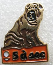 Pin's 5 à Sec avec un Chien