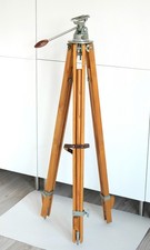 Treppiede in legno a tre gambe