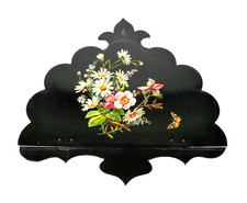 Scaffale in legno con pittura