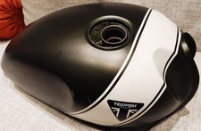 Triumph Scrambler 400X (anno 2024) serbatoio verde kaki con piccola ammaccatura