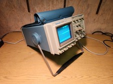 OSCILLOSCOPIO TEKTRONIX 2467B 400Mhz 4ch Briteye con portadocumenti si accende