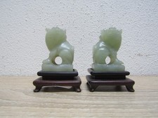 Due piccoli leoni in giada cellati a mano