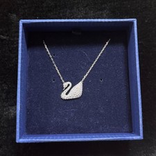 Collana elegante con cigno