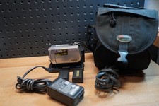(L) Sony DCR-SR42 videocamera