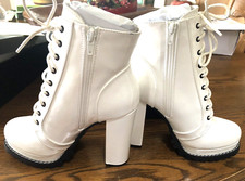 Stivali stringati con tacco