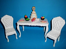 %*Arredi Barbie*grande tavolo*sedie*cocktail*torta*piatto*cucchiaio*fiori*ciotola*%