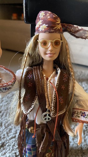 Barbie peace love 70s - barbie,