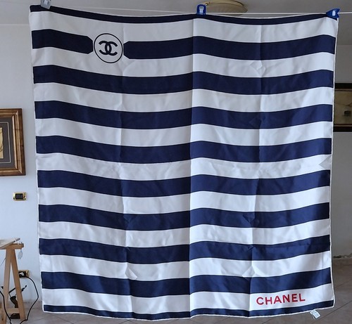 Chanel authentique carré - -,