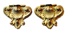 COPPIA ANTICHI FREGI in BRONZO a mensola con conchiglia centrale . cm. 8 x 7
