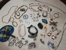 Lotto gioielli Bigiotteria Vintage e mista e altro da riparare o recupero parti