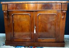 800 CREDENZA VITTORIANA INGLESE IN PIUMA DI MOGANO. CASSETTO E DUE SPORTELLI