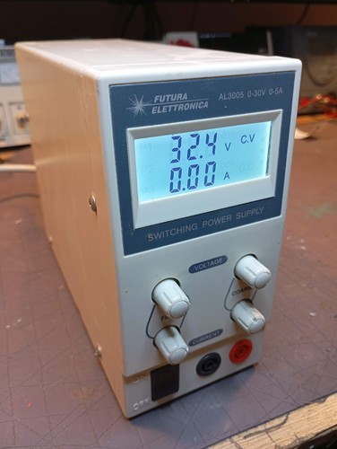 Alimentatore regolabile - ,
