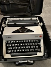 Macchina da scrivere portatile Olimpia Monica Vintage