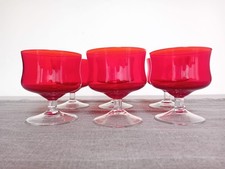 sei bicchieri a calice in vetro rosso fuoco