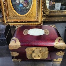 Scatola, scrigno porta gioie orientale, in legno con stemma in giada