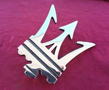 Stemma metallico anteriore vintage originale Maserati marcato in acciaio