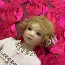 Bambola Maggie Made, giovane donna pesata in feltro rosa