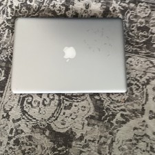 Macbook Pro 2009 con cavo