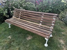 Una panca da giardino