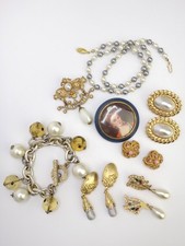 Lot De Bijoux Vintage Clips dorés Perles Breloques Jacky de G et autres