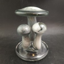 Trio di funghi in vetro