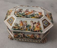 SCATOLA CERAMICA ANNI '40 '50 PUTTI E PERSONAGGI RILIEVO FORSE CAPODIMONTE