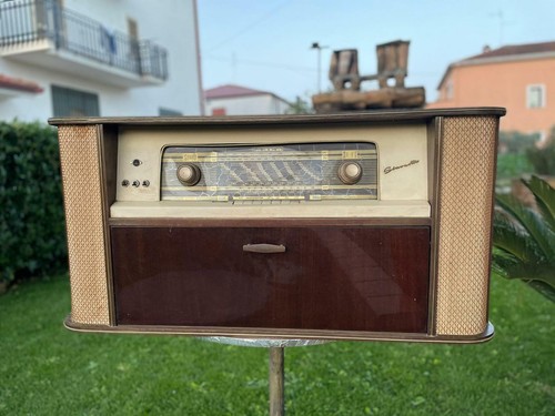 Radio antica con - radio,