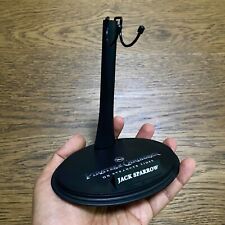 1/6 HOT TOYS: FIGURA DX06 PIRATI DEI CARAIBI JACK SPARROW STAND LOGO