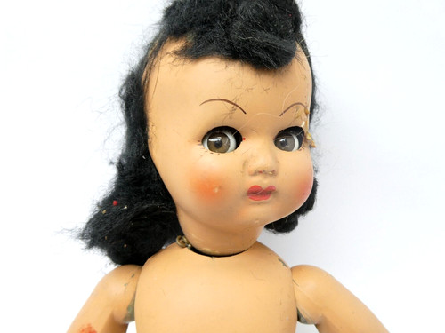 Bambola bambina danneggiata