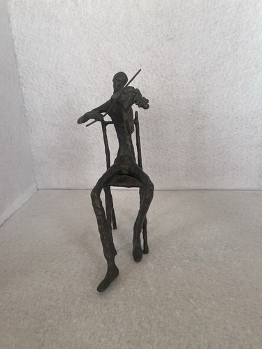 Mcm brutalista violinista - brutalista,
