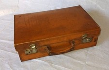 VALIGETTA RIGIDA IN CUOIO CON ALCUNI ACCESORI PER TOILETTE - (544)