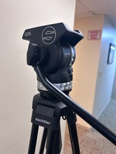 Treppiede Sachtler con testa