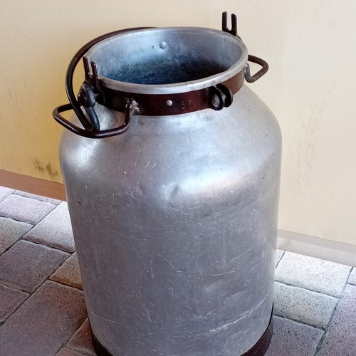 Vecchio bidone alluminio - bidone,