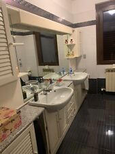 Mobile bagno bianco con base e pensili oltre a grande specchio