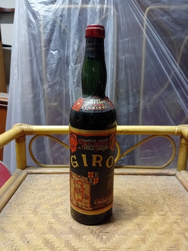 Bottiglia vino rosso girò - vino,