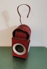 Lampada Lanterna ad olio rossa vintage. 