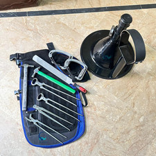 Kit Attrezzi Farrier Completo con Supporto Zoccolo, Borsa in Pelle, Grembiule e Staffe di Sicurezza