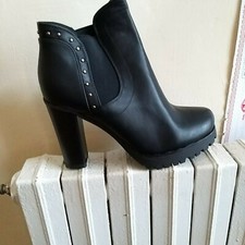 stivaletti neri borchiati