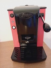 macchina caffe a cialde colore nero e corallo