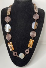 Collana lunga con originali elementi in pietra marrone e metallo color bronzo